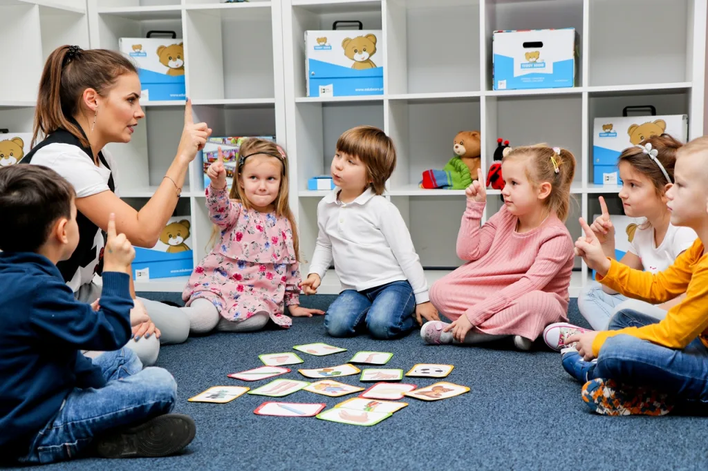 Dzieci pracujące z flashcards na Teddy Eddie Standard
